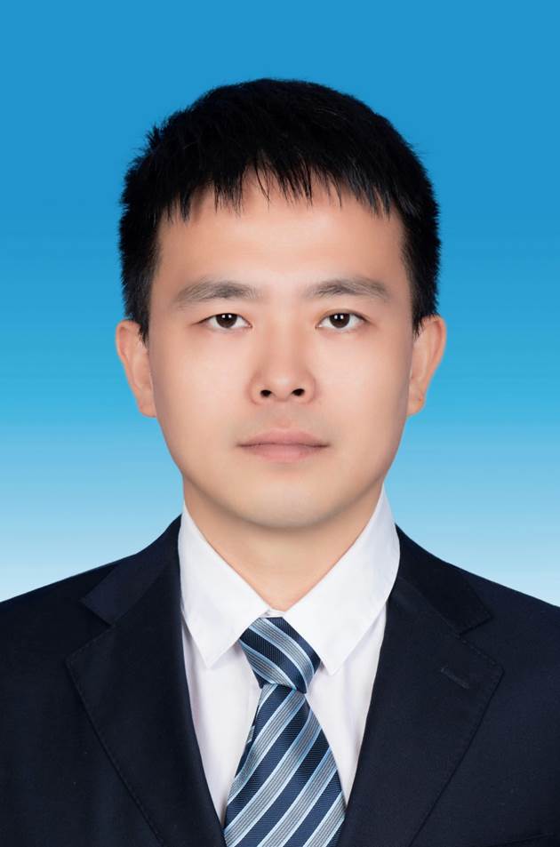 穿着西装的男孩描述已自动生成